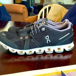 Gently worn black OnCloud tennis shoe